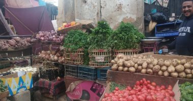 جولة داخل سوق الخضار والفاكهة بقنا.. تعرف على أرخص الأنواع.. لايف وصور