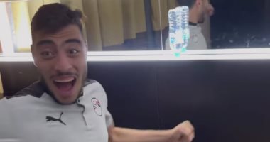 أكرم توفيق يتحدى حمدي فتحي في معسكر الفراعنة: "وريني نفسك يابا"