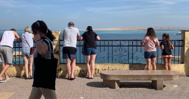 إقبال كبير للرحلات السياحية بكورنيش الغردقة من جنسيات مختلفة