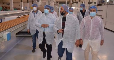 نائب محافظ بنى سويف يتابع منظومة العمل بمصانع إنتاج وجبات التغذية المدرسية