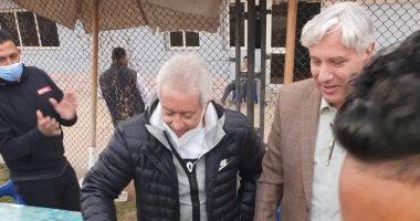 وصلة هزار بين حلمى طولان ولاعبى إنبى فى عيد ميلاده الـ72.. فيديو وصور
