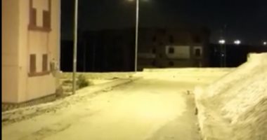 "خاف يتهموه بقتله".. شخص يحمل جثة جاره ويلقيها أمام مستشفى ويفر هاربا بأسوان.. فيديو
