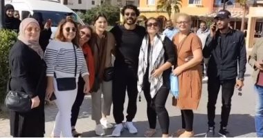 تعالوا إلى مصر.. خالد النبوى يروج للسياحة مع مجموعة سائحين من الغردقة "فيديو"