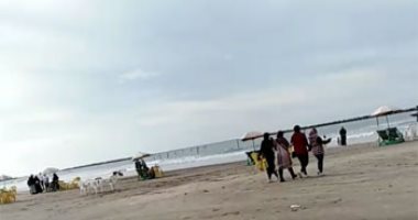 طقس معتدل وسماء صافية على شاطئ رأس البر.. لايف وصور