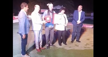 وزيرة الثقافة تكرم الفنانين الدوليين المشاركين فى سمبوزيوم أسوان الدولي.. فيديو