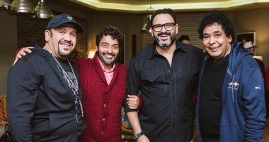 صورة للتاريخ.. أكرم حسنى يتوسط محمد منير وحميد الشاعرى وهشام عباس