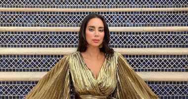 بسنت شوقى تتألق بفستان ذهبى فى جلسة تصوير جديدة بروح كليوباترا "صور"