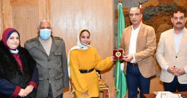 محافظ الفيوم يكرم الطالبة سعاد مصطفى صابر مخترعة الثلاجة المتنقلة