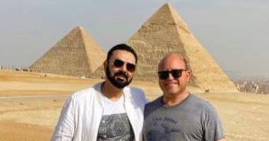 منتج هوليوود كارى جرانات يزور الأهرامات.. صور