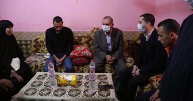  محافظ كفر الشيخ يقدم واجب العزاء لأسرة سائق الوحدة المحلية بميت الديبة