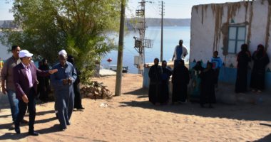 محافظ أسوان يشكل لجنة لمعاينة وتعويض متضررى السيول فى جزر هيسا وعواض.. صور
