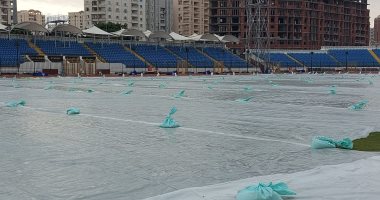تغطية استاد الإسكندرية بسبب النوة..البرد يهدد النجيلة أكثر من الأمطار (فيديو)