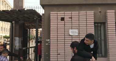 حكاية طالب كفيف يحمل صديقه المصاب بإعاقة بقدميه لحضور المحاضرات بـ"أزهر طنطا".. لايف