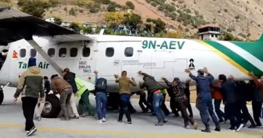 اللى يحب النبى يزق.. ركاب يدفعون طائرة لإزاحتها من المدرج "فيديو"