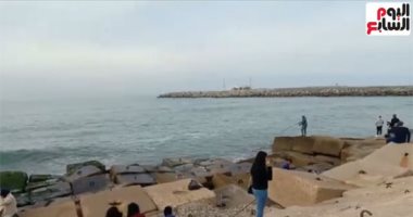 فى عز النوة والطقس السيئ فى الإسكندرية.. عشاق الشتاء يستمتعون بهواية الصيد