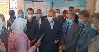 محافظ كفر الشيخ ونائبه يتفقدان حملات تلقي طلاب المدارس لقاح كورونا