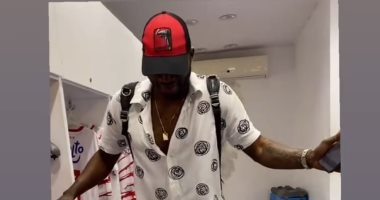 وصلة رقص لرزاق سيسية داخل غرفة ملابس الزمالك.. وشيكابالا: "يا جرىء".. فيديو