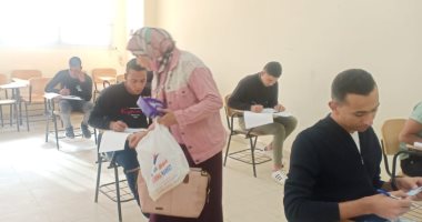 دكتورة بإعلام قنا توزع شيكولاتة وعبارات تحفيزية على الطلاب فى امتحانات الميدتيرم