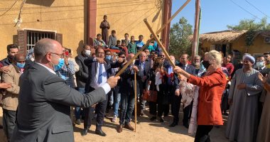 صورة اليوم.. السفير الكندى وممثلة صندوق الأمم المتحدة يلعبان العصا فى الأقصر