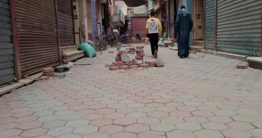 تركيب بلاط الإنترلوك بشارع مارية القبطية بمدينة ملوى بالمنيا.. صور 