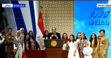 الرئيس السيسي يدعو أصحاب الهمم حوله قبل إلقاء كلمته بحفل "قادرون باختلاف"