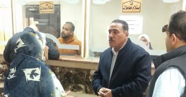 محافظ مطروح يستمع لمطالب المواطنين ويوجه بتوفير كرسى متحرك لشاب .. صور