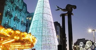 شوارع إسبانيا تتزين بأشجار الميلاد والمصابيح استعدادا للكريسماس.. صور