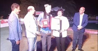 النحاتون على الجرانيت يبدعون فى سمبوزيوم أسوان.. 4 فنانين أجانب و8 مصريين ينهون أعمالهم فى الدورة 26.. و"تمثال آدم حنين وقبضة القوة وصلابة المرأة" أبرز الأعمال.. وزيرة الثقافة تشارك فنان بلجيكى.. فيديو