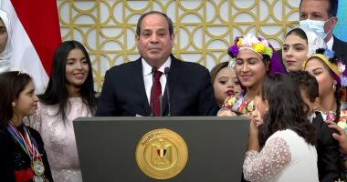 العالم هذا المساء.. الرئيس السيسى يشهد احتفالية "قادرون باختلاف" لأصحاب الهمم.. وأنجلينا جولى تطل بالأسود مع أبنائها باكس وشيلوه فى عرض خاص.. وشوارع إسبانيا تتزين بأشجار الميلاد والمصابيح استعدادا للكريسماس