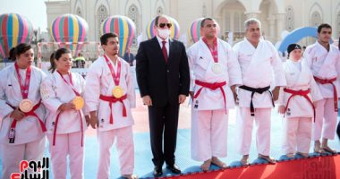 الرئيس السيسي لطالبة من ذوى الهمم: "أنا بحبكم جدا وأنتم كنز حقيقى من ربنا".. صور