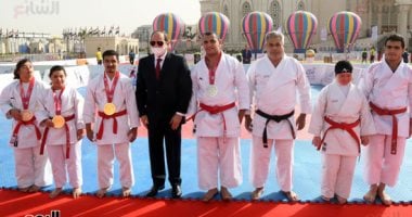 الرئيس السيسي لشاب من أصحاب الهمم يطلب عضوية الأهلى: الخطيب بعت الموافقة