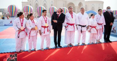 الرئيس السيسي يداعب طفلة من أصحاب الهمم: "ممكن تبقى وزيرة ثقافة للسن بتاعها"