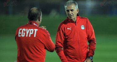 كيروش يقدم العزاء قبل المران لمسئول مهمات المنتخب بعد وفاة شقيقه.. صور