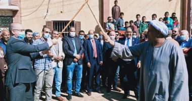 السفير الكندى بمصر يستمتع بلعبة العصا والتحطيب خلال زيارته الأقصر.. فيديو