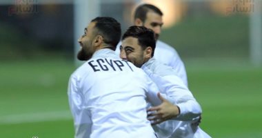 وصلة هزار بين أكرم توفيق والسولية فى مران المنتخب استعدادا للجزائر.. صور