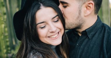 ضحكها وشجعها.. 5 مفاتيح مضمونة لقلب المرأة التى تحبها