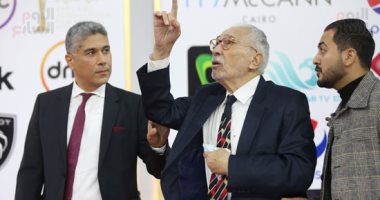 عبد الرحمن أبو زهرة يقدم التحية لمصورى مهرجان القاهرة بطريقة كوميدية