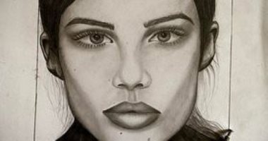بالقلم الرصاص.. "نهلة" تبدع فى رسم البورتريهات
