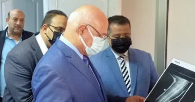 رئيس جامعة بنها يطمئن على طالبة أصيبت فى حادث تصادم