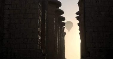 صورة اليوم.. البالون الطائر يعانق أعمدة الملوك فى معابد الكرنك