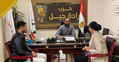 محمد تيسير مطر يجرى مقابلات لاختيار الشباب المشاركين فى تدريبات تنسيقية الأحزاب