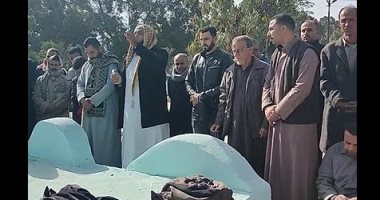 بث مباشر.. المئات يودعون جثمان عملاقة الشرقية فى مقابر العائلة بالحسينية