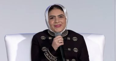 فتاة من ذوي الهمم تطلب إصدار الوثائق بطريقة برايل.. والرئيس السيسي: "حالا".. صور