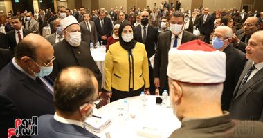 بدء مؤتمر لجنة منظمات العمل الأهلي لمكافحة الفساد بحضور وزيرة التضامن.. صور
