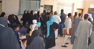 إقبال المواطنين على مراكز تلقى لقاحات كورونا بعد قرار منع الدخول للمصالح بالأقصر