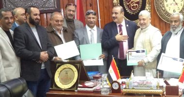 مدير تعليم مطروح يكرم رواد الدراسات الاجتماعية .. ويشيد بتاريخهم المهنى المشرف 