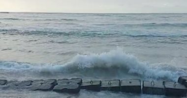 شاهد.. الأمواج تأكل شاطئ سيدى بشر بعد انتهاء موسم الصيف.. لايف