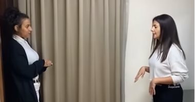 دنيا سمير غانم تتعلم لغة الإشارة في كواليس تحضيرها لحفل قادرون باختلاف.. فيديو وصور