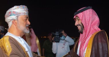 سلطان عمان يستقبل ولي العهد السعودي في المطار الخاص