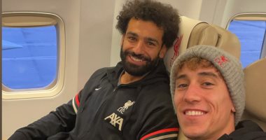محمد صلاح فى أحدث ظهور داخل الطائرة قبل مباراة ميلان بإيطاليا
